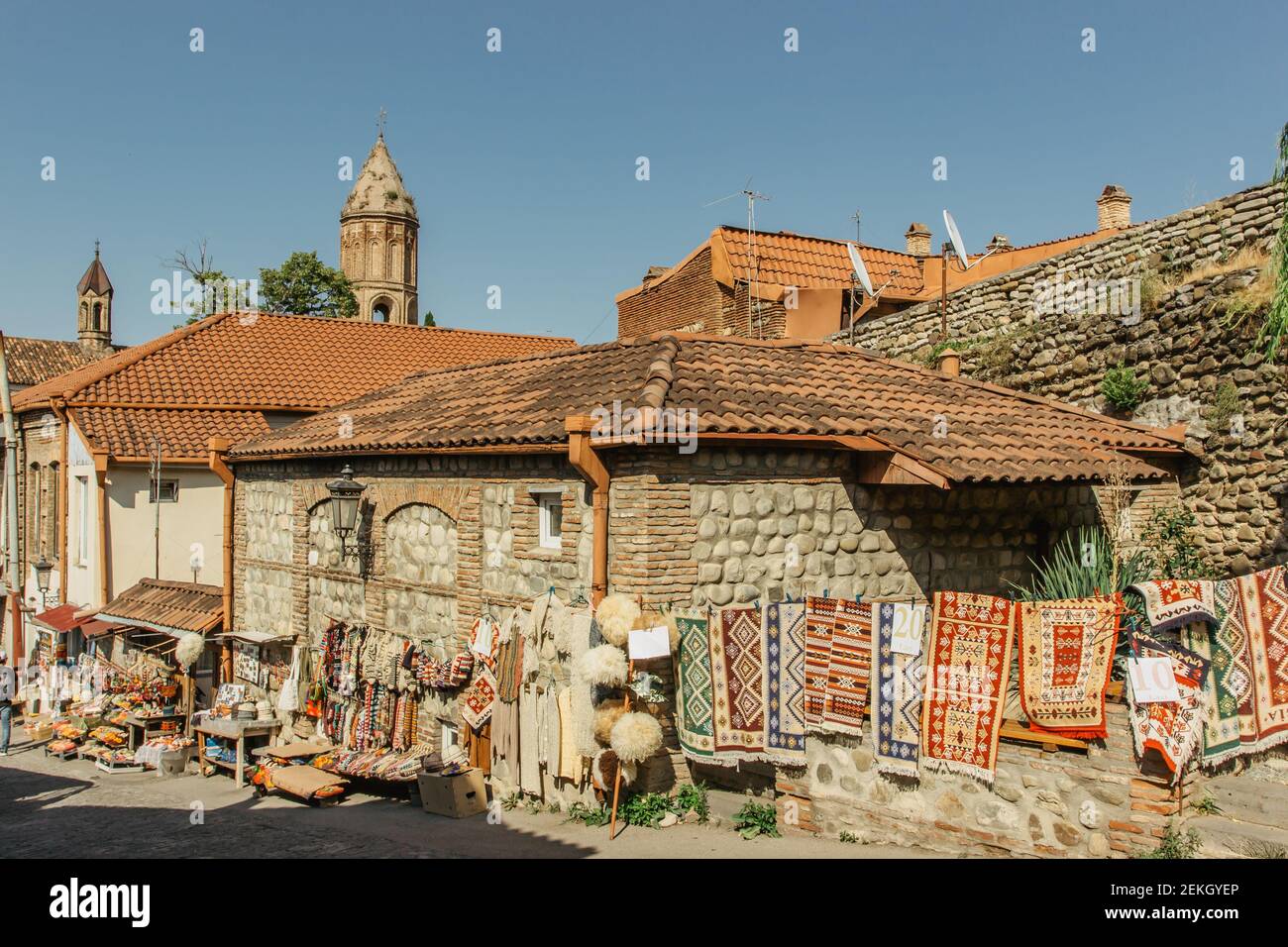 Signagi, piccola città sulla collina, Georgia, Kakheti region.City of Love.popular destinazione turistica in enoteca area.pittoresco paesaggio, pastello case e stretto, Foto Stock