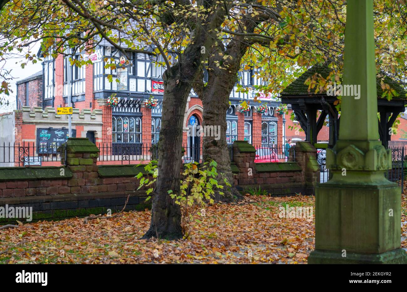 Il Mere Bank Pub all'angolo tra Mere Lane e Heyworth Street, Everton, Liverpool. Il punto più alto di Liverpool. Preso il 1 novembre 2019. Foto Stock