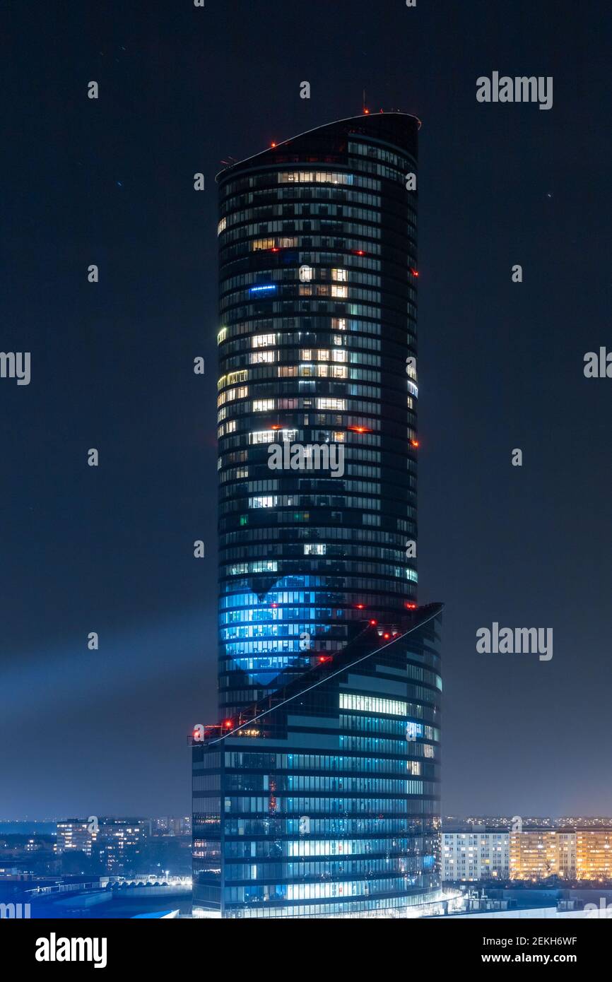 Wroclaw, Polonia - Marzo 27 2020 grattacielo Sky Tower con proiettato grande cuore blu Foto Stock