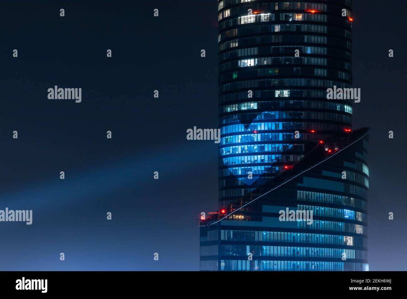 Wroclaw, Polonia - Marzo 27 2020 grattacielo Sky Tower con proiettato grande cuore blu Foto Stock
