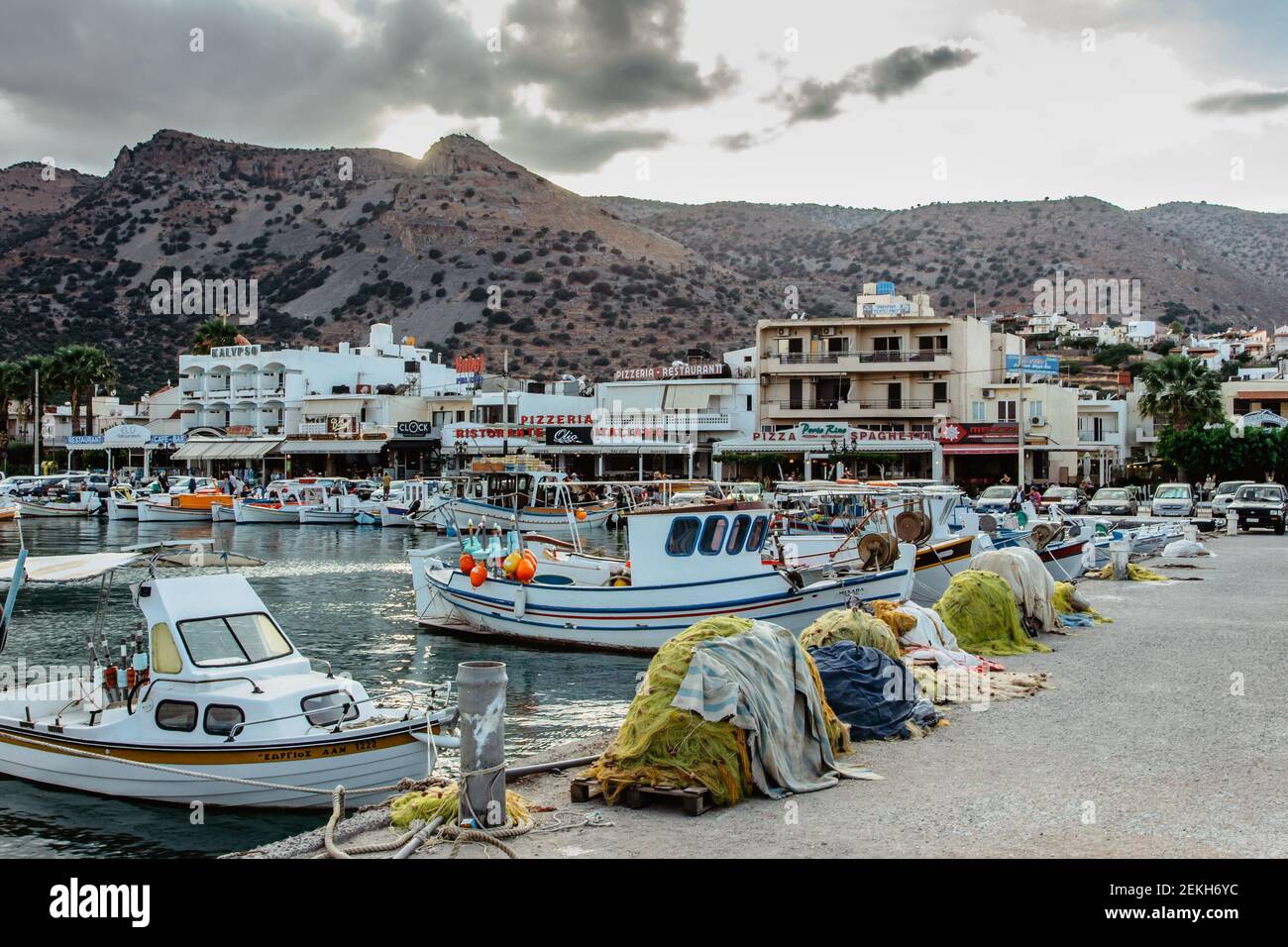 Elounda, Creta - 6 ottobre 2019. Pretty pittoresco villaggio di pescatori con piccolo porto e boats.Traditional greco resort con acqua cristallina Foto Stock