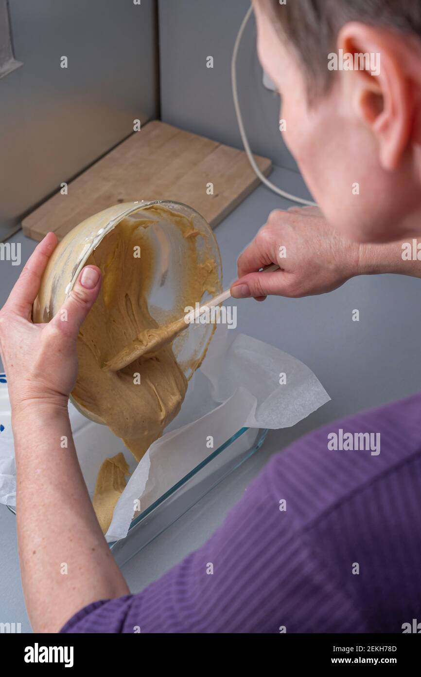Parigi, Francia - 02 14 2021: Preparazione di una torta di cioccolato in marmo Foto Stock