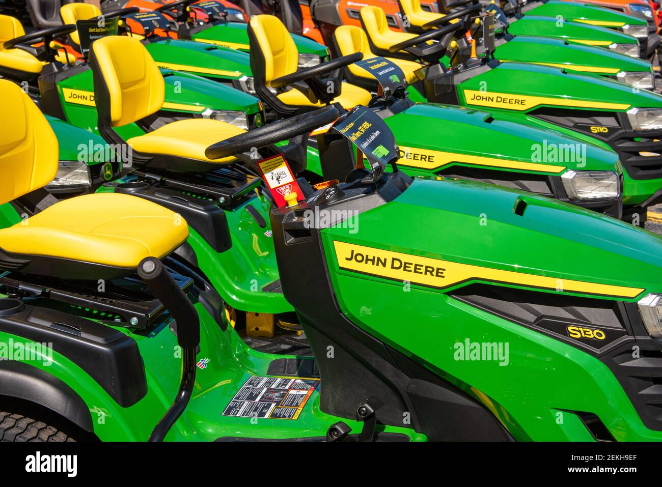 I trattori John Deere sono esposti presso il negozio di articoli per il miglioramento della casa di Lowe a Snellville, Georgia. (STATI UNITI) Foto Stock