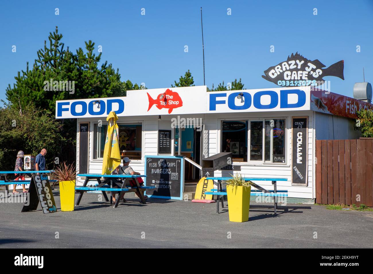 Kaikoura, Nuova Zelanda, Febbraio 20 2021: Crazy JJ's Cafe e negozio di Takeaways che fornisce pesce e patatine ai turisti e alla gente del posto Foto Stock