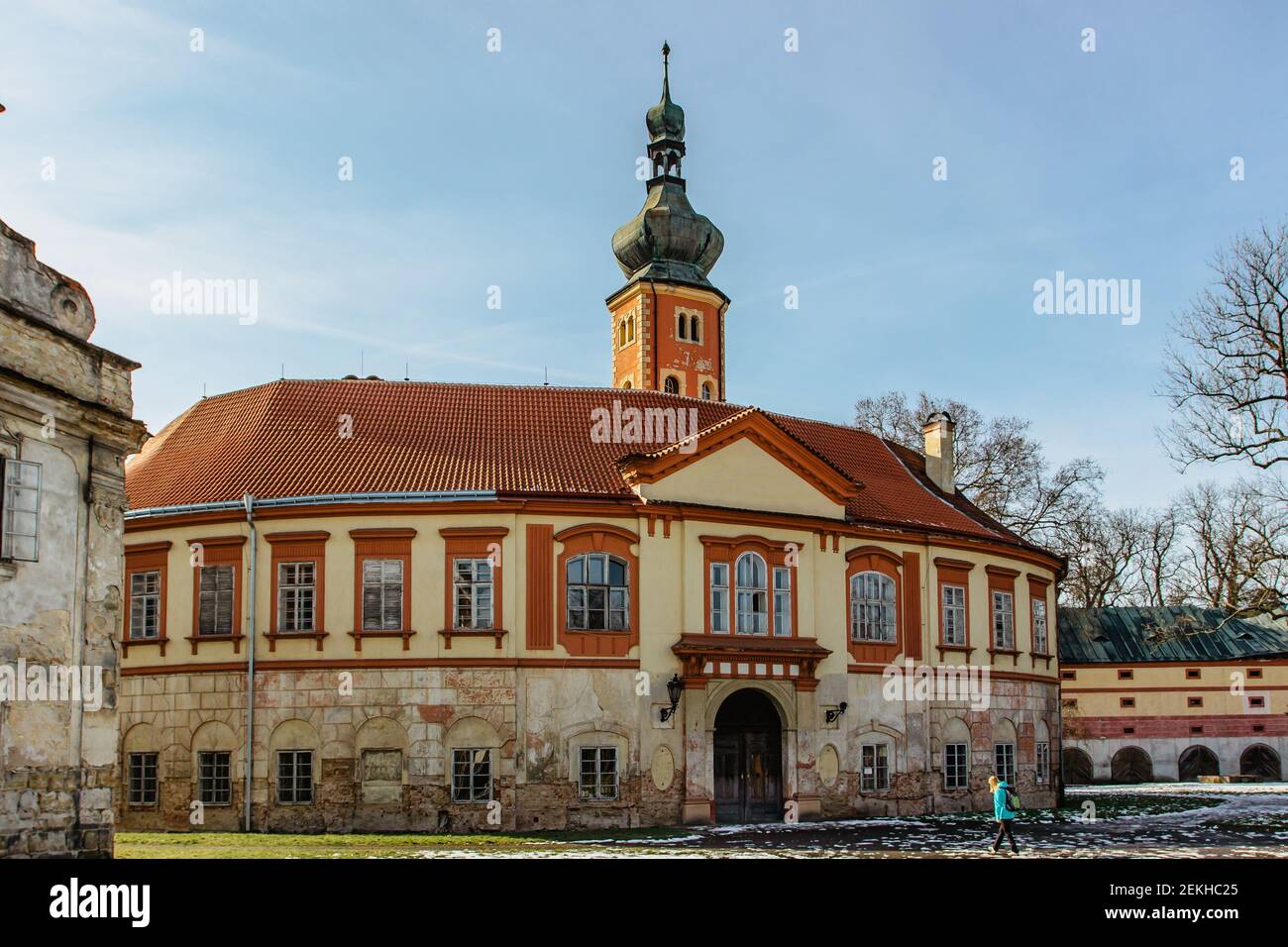 Turisti a Libechov, vecchio castello barocco abbandonato in Boemia centrale, Repubblica Ceca.edificio romantico con torre, facciata rossa e Park.Rebuilded Foto Stock