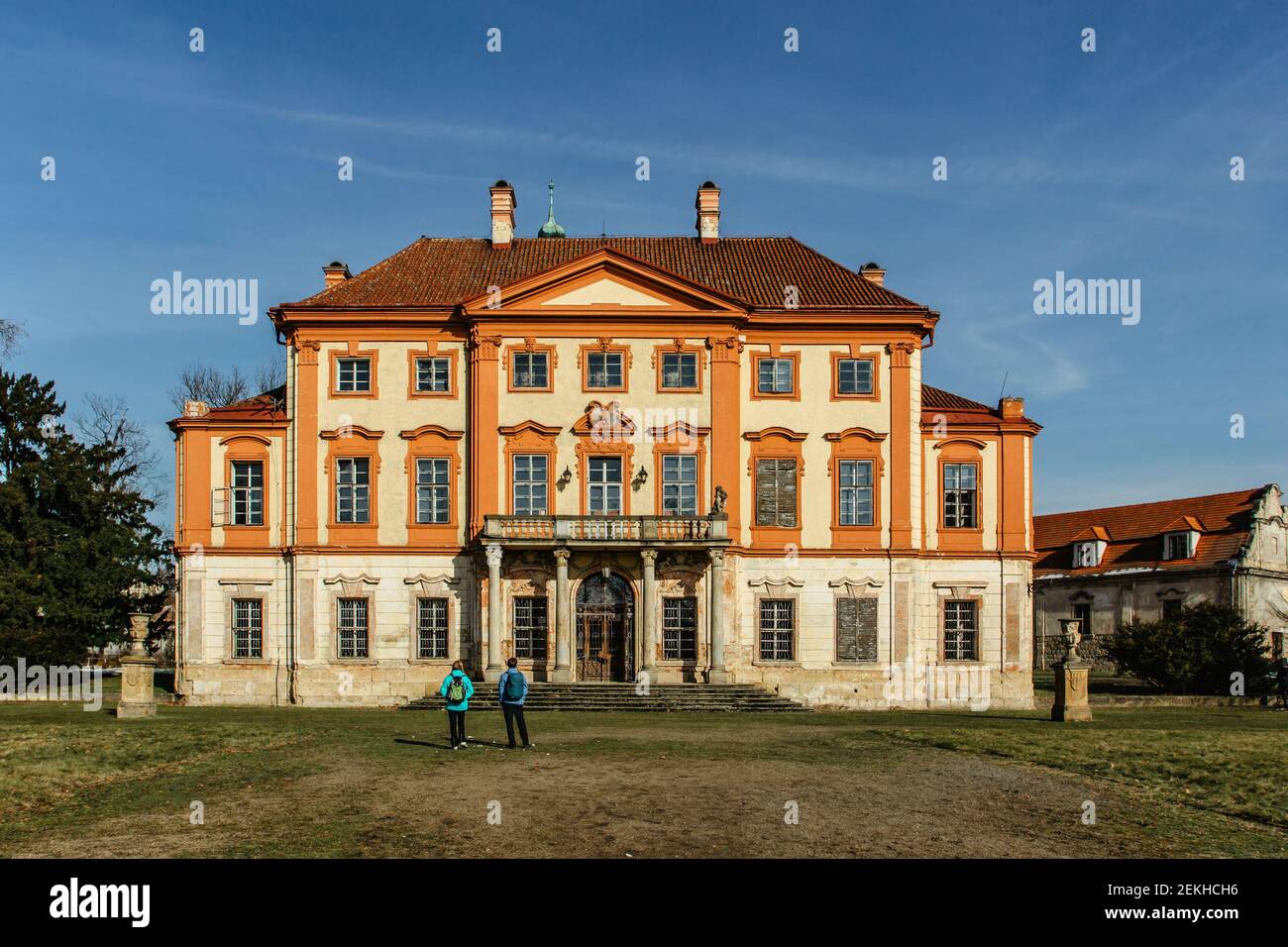Turisti a Libechov, vecchio castello barocco abbandonato nel centro della Boemia, Repubblica Ceca.edificio romantico con balcone, facciata rossa e Park.Rebuilded Foto Stock