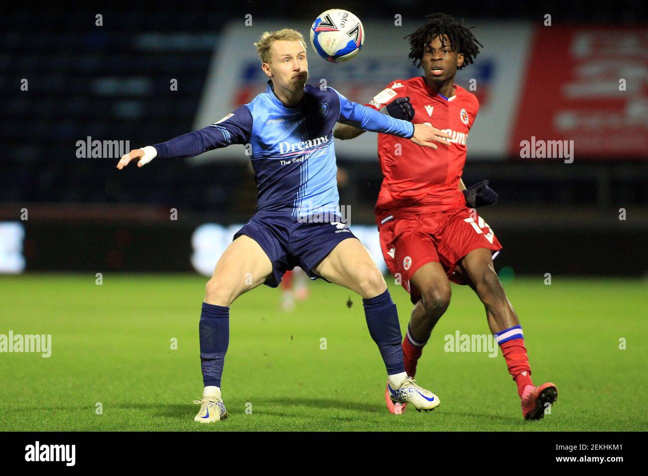 High Wycombe, Regno Unito. 23 Feb 2021. Jason McCarthy di Wycombe Wanderers (L) in azione con ovie Ejaria di lettura (R). EFL Skybet Championship match, Wycombe Wanderers v Reading presso lo stadio Adams Park di High Wycombe, Buckinghamshire martedì 23 febbraio 2021 . questa immagine può essere utilizzata solo per scopi editoriali. Solo per uso editoriale, è richiesta una licenza per uso commerciale. Nessun utilizzo nelle scommesse, nei giochi o nelle pubblicazioni di un singolo club/campionato/giocatore. pic by Steffan Bowen/Andrew Orchard sports photography/Alamy Live news Credit: Andrew Orchard sports photography/Alamy Live News Foto Stock