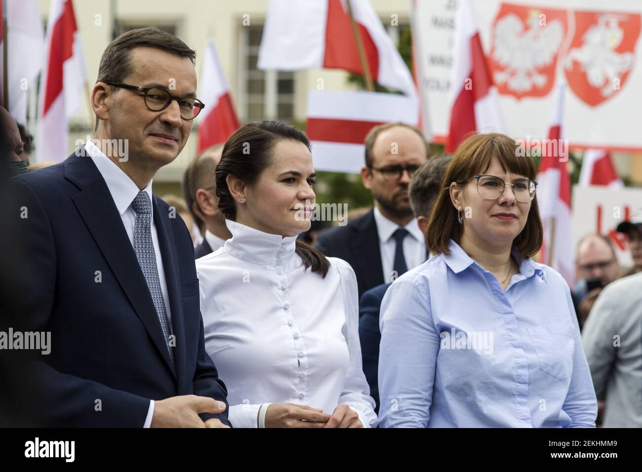 Svetlana Tikhanovskaya (C) visto durante una passeggiata a Varsavia con il  primo Ministro Mateusz Morawiecki (L). Svetlana Tikhanovskaya (pronunciata  anche Sviatlana Tsikhanouskaya) il candidato dell'opposizione bielorussa al  presidente nel 2020, si è