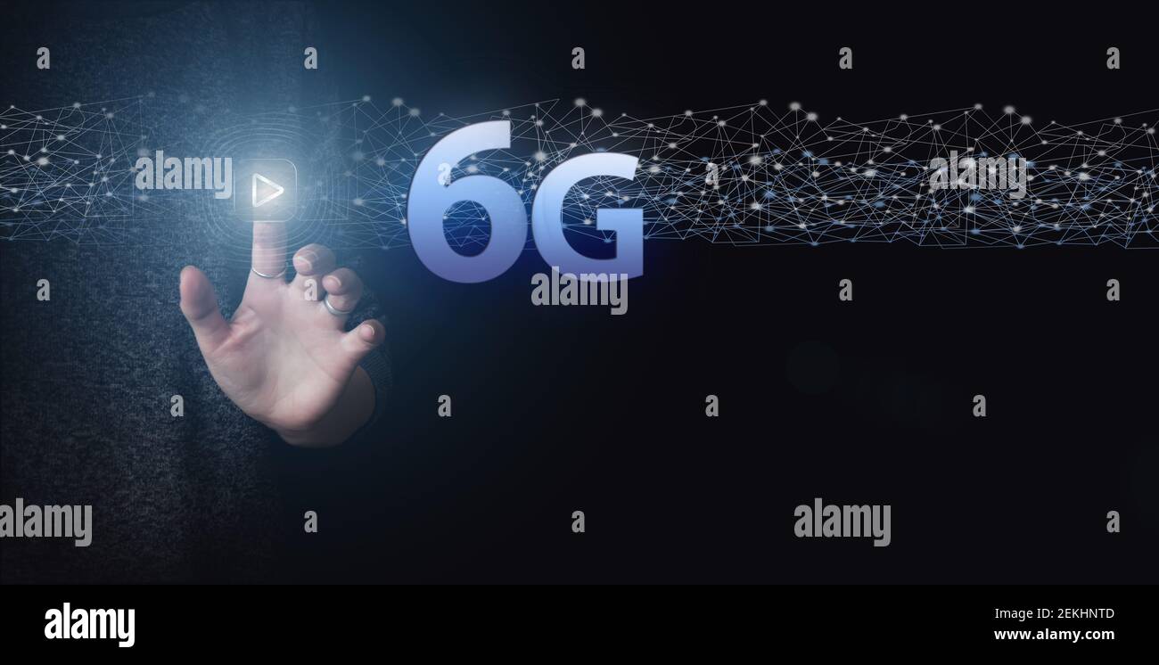 Hand Touch 6G rete digitale ologramma e internet delle cose. Sistemi wireless di rete 6G. 6G Telecomunicazioni di nuova generazione Internet veloce e tecnologia Foto Stock