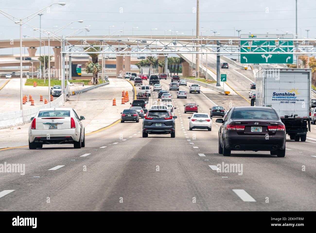 Miami, USA - 2 maggio 2018: Molte auto che guidano sulla strada statale Palmetto Expressway con ponti di cavalcavia per le uscite in Florida vicino a 826 tol di sunpass Foto Stock