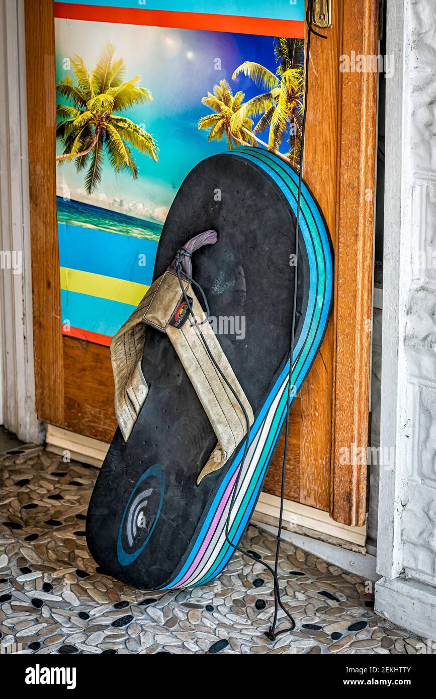 Key West, USA - 1 maggio 2018: Porta fermo in forma di grande e grande sandalo che protoccano l'ingresso al negozio tropicale negozio o ristorante in Florida Keys ci Foto Stock