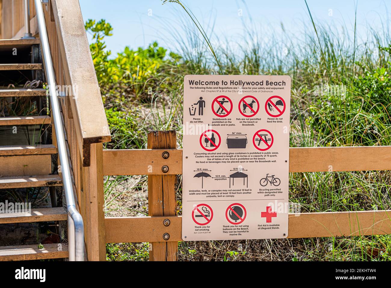Hollywood, USA - 6 maggio 2018: Beach Boardwalk a Miami, Florida con scale in legno e cartello d'ingresso di benvenuto con regole e attività prohobited Foto Stock