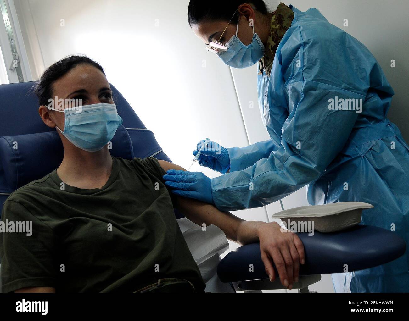 Roma, Italia. 23 Feb 2021. Vaccinazione del personale delle forze armate nelle posizioni utilizzate all'interno della Città militare di Cecchignola Credit: Agenzia indipendente di Foto/Alamy Live News Foto Stock