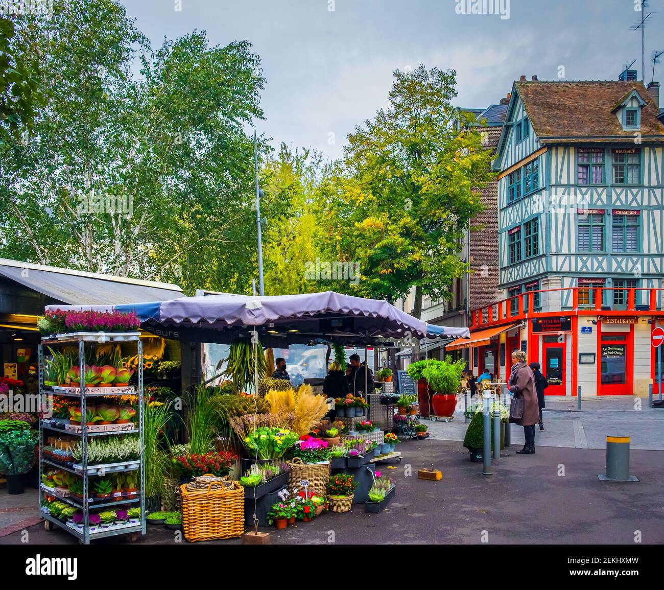 Rouen, Francia, ottobre 2020, vista di una bancarella di fiori alla 'Place du vieux Marché ' nella parte vecchia della città Foto Stock