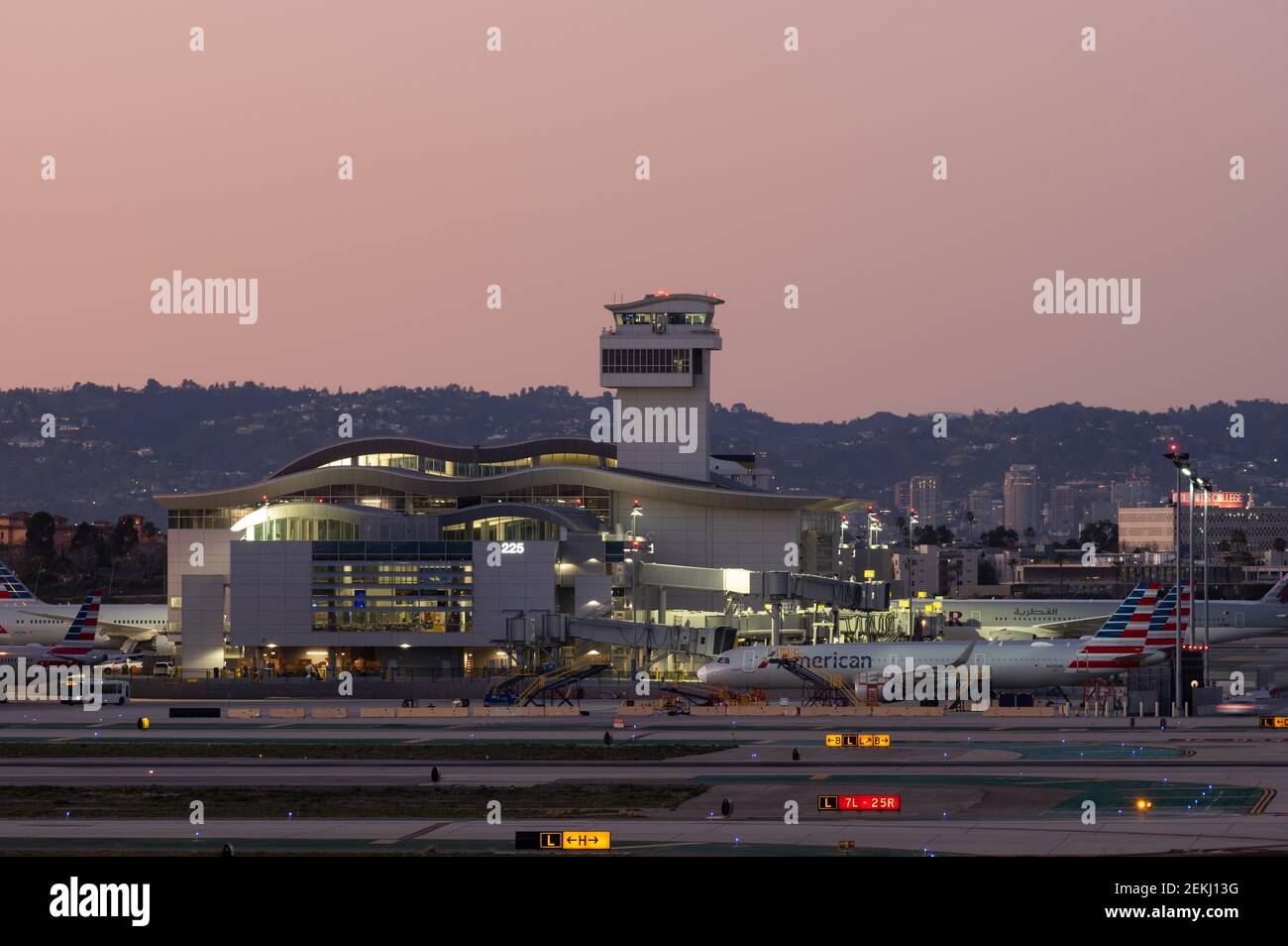 Il Midfield satellite Concourse North al crepuscolo. Questo terminal fa parte di una modernizzazione dell'Aeroporto Internazionale di Los Angeles (LAX). Foto Stock