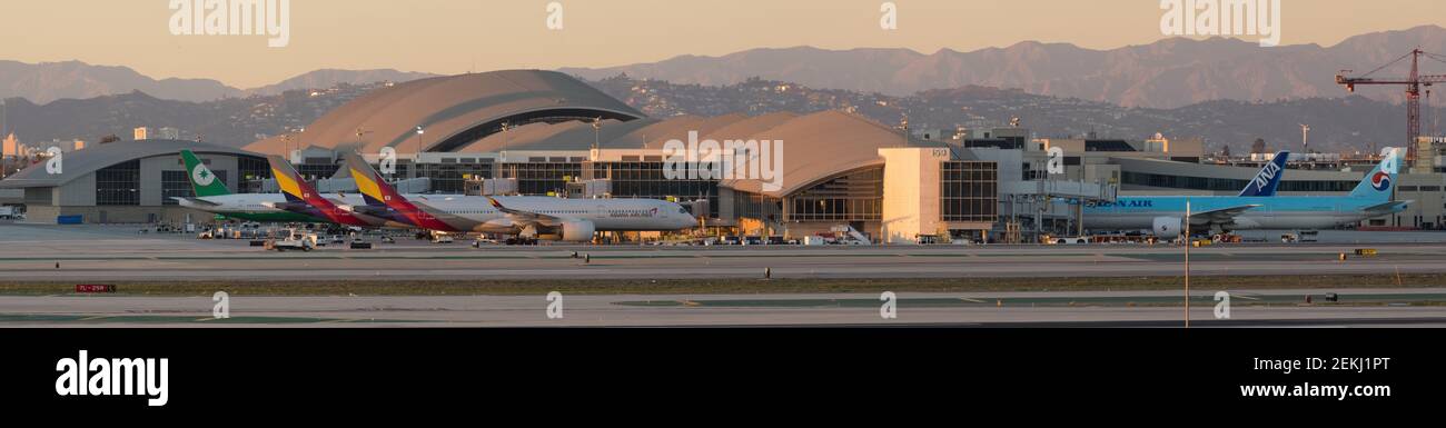 Vista panoramica del terminal internazionale Tom Bradley all'aeroporto internazionale di Los Angeles, LAX, California. Foto Stock