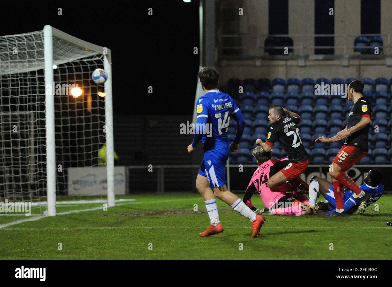 Colchester, Regno Unito. 23 febbraio 2021. Colchesters Aramide Oteh segna il primo goal dei lati della casa durante la partita Sky Bet League 2 tra Colchester United ed Exeter City al Weston Homes Community Stadium di Colchester martedì 23 febbraio 2021. (Credit: Ben Pooley | MI News ) Credit: MI News & Sport /Alamy Live News Foto Stock