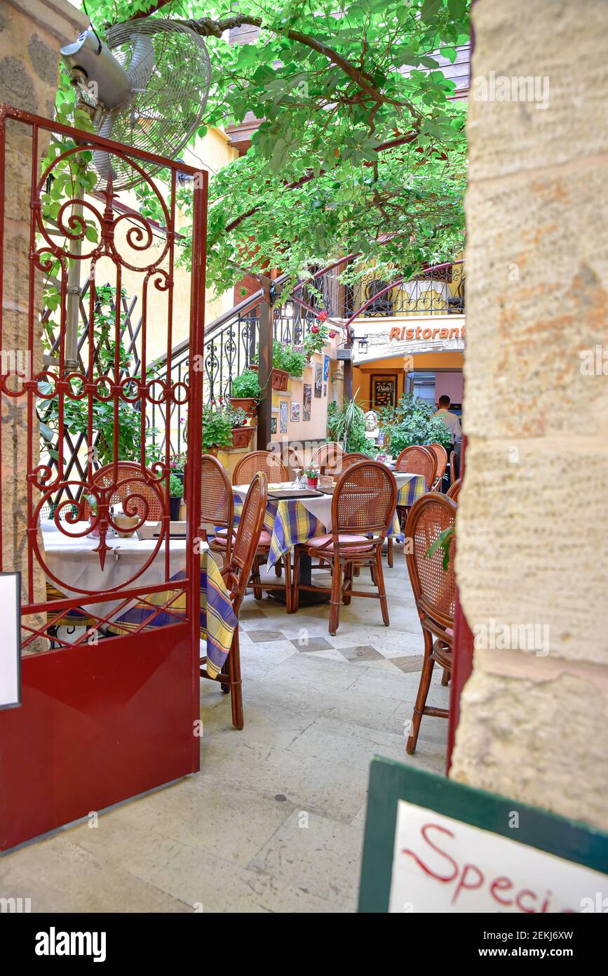 La Canea, Grecia - 14 Giugno 2018 : la Canea Old Town vista strada. La Canea è una popolare attrazione turistica in Grecia. Foto Stock