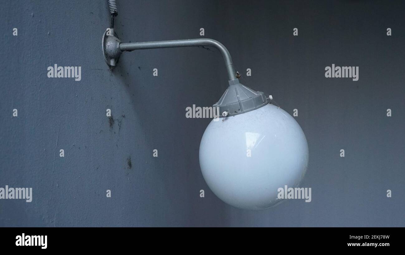 Una grande lampadina sferica sulla parete Foto Stock