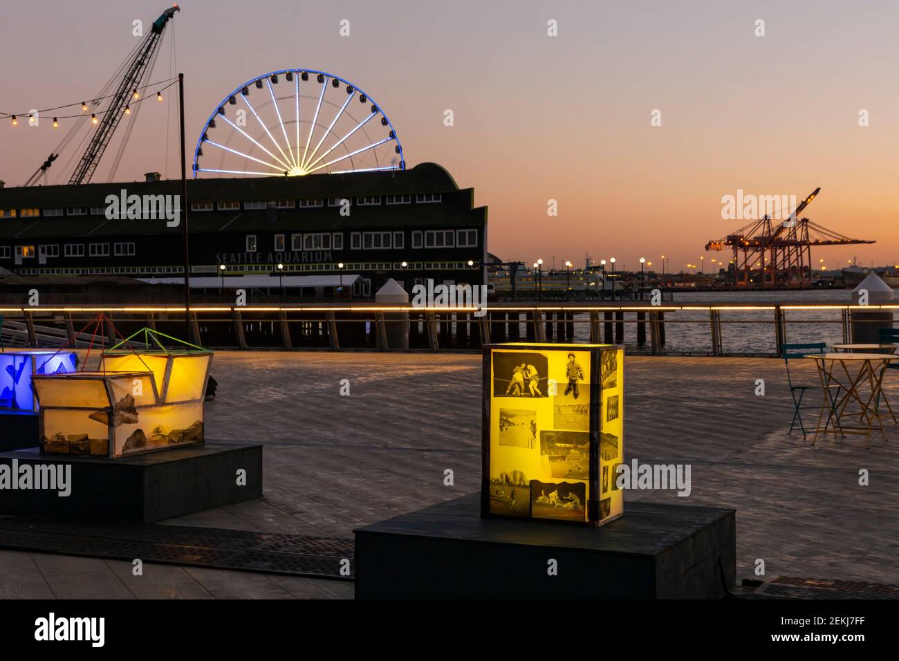 WA19352-00...WASHINGTON - sculture luminose sul molo 62, parte del Seattle Waterfront Park su Elliot Bay. 2021 Foto Stock