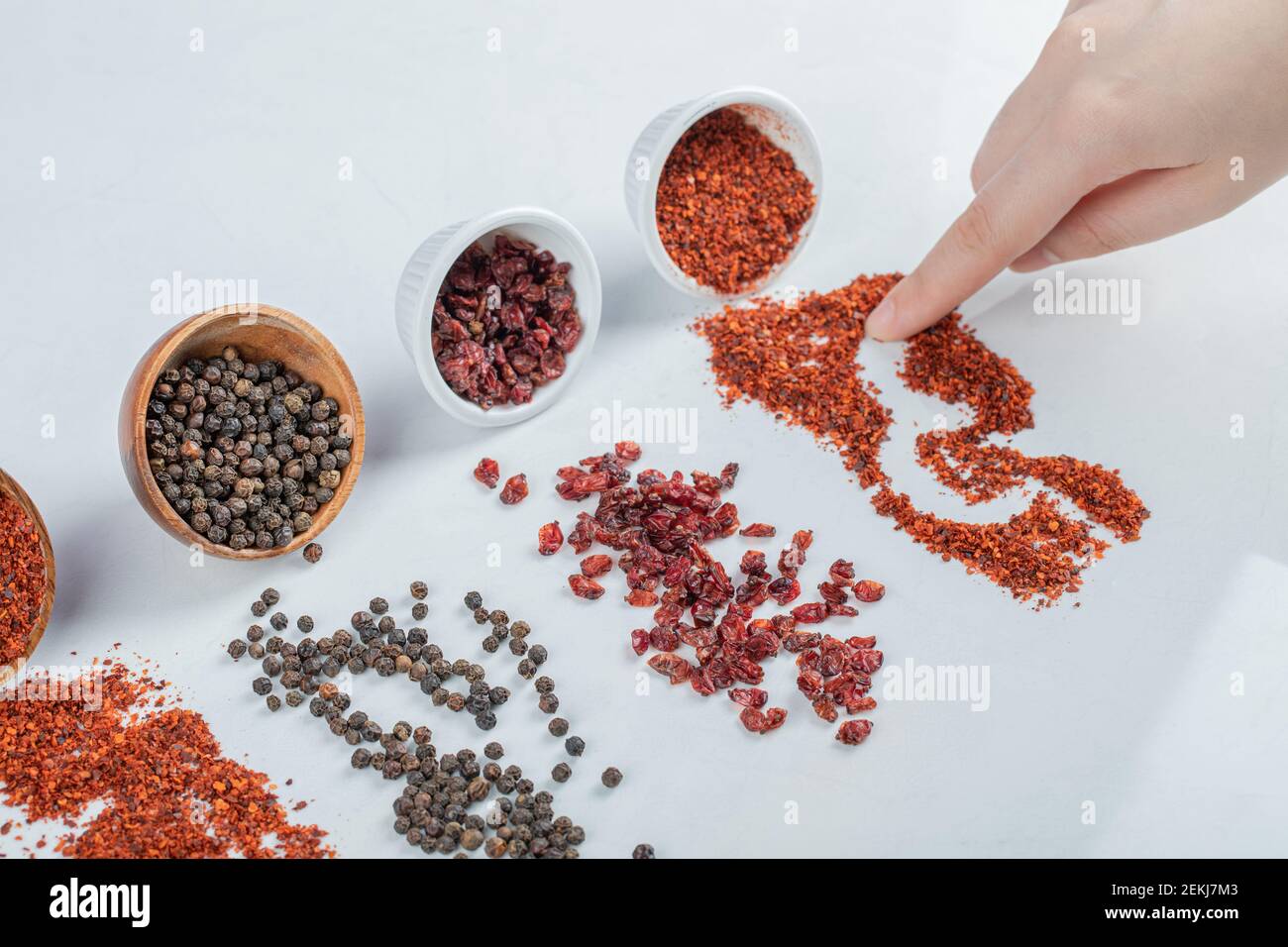 Molte ciotole di spezie su sfondo bianco. Foto di alta qualità Foto Stock