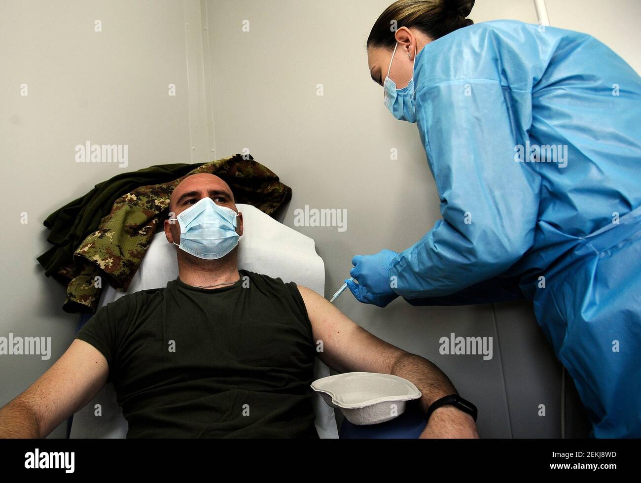 Roma, Italia. 23 Feb 2021. 2/23/2021 - vaccinazione del personale delle forze armate nelle posizioni utilizzate all'interno della Città militare di Cecchignola (Foto di IPA/Sipa USA) Credit: Sipa USA/Alamy Live News Foto Stock