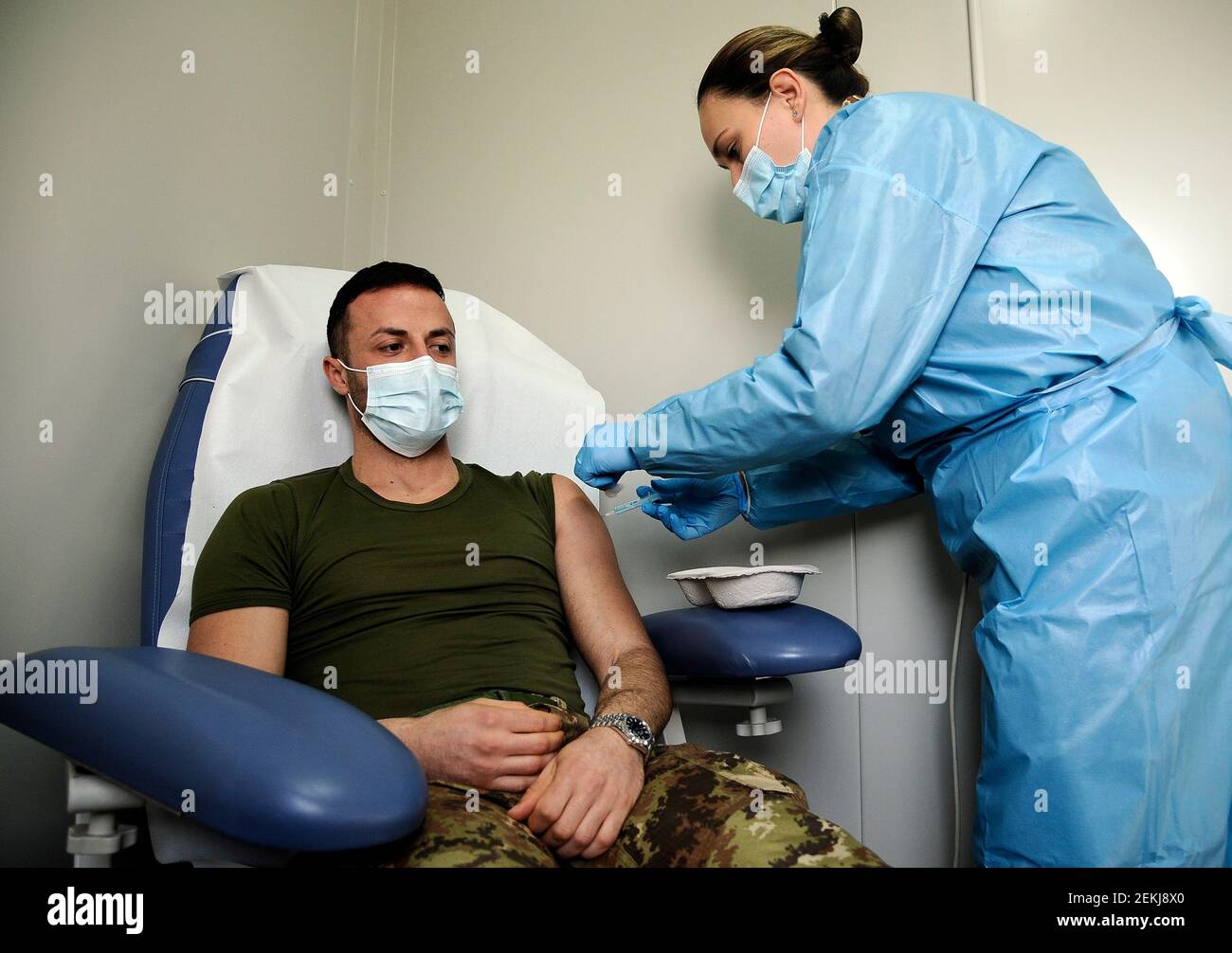 Roma, Italia. 23 Feb 2021. 2/23/2021 - vaccinazione del personale delle forze armate nelle posizioni utilizzate all'interno della Città militare di Cecchignola (Foto di IPA/Sipa USA) Credit: Sipa USA/Alamy Live News Foto Stock