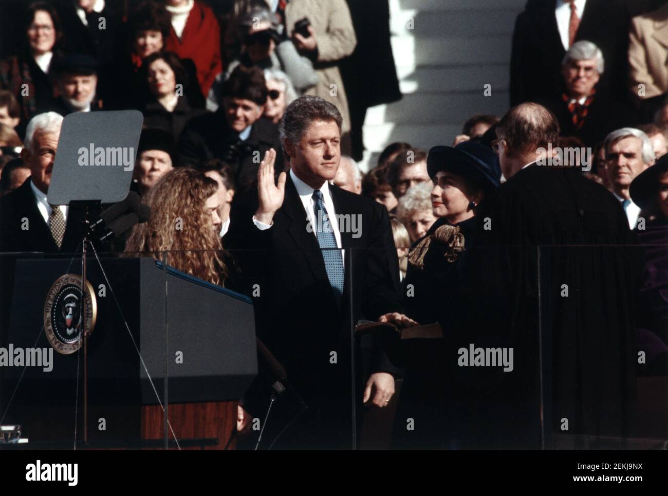 Bill Clinton, in piedi tra Hillary Rodham Clinton e Chelsea Clinton, prendendo il giuramento di carica del presidente degli Stati Uniti, Washington, D.C., USA, la fotografia ufficiale della Casa Bianca, 20 gennaio 1993 Foto Stock