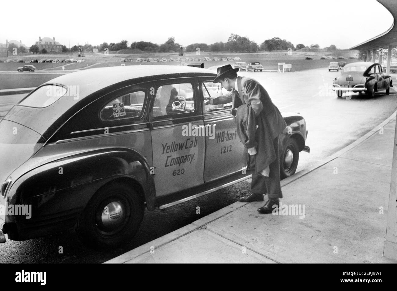 Autista di taxi a pagamento uomo all'arrivo all'aeroporto municipale di Washington, D.C., USA, Jack Delano, Ufficio delle informazioni di guerra degli Stati Uniti, luglio 1941 Foto Stock