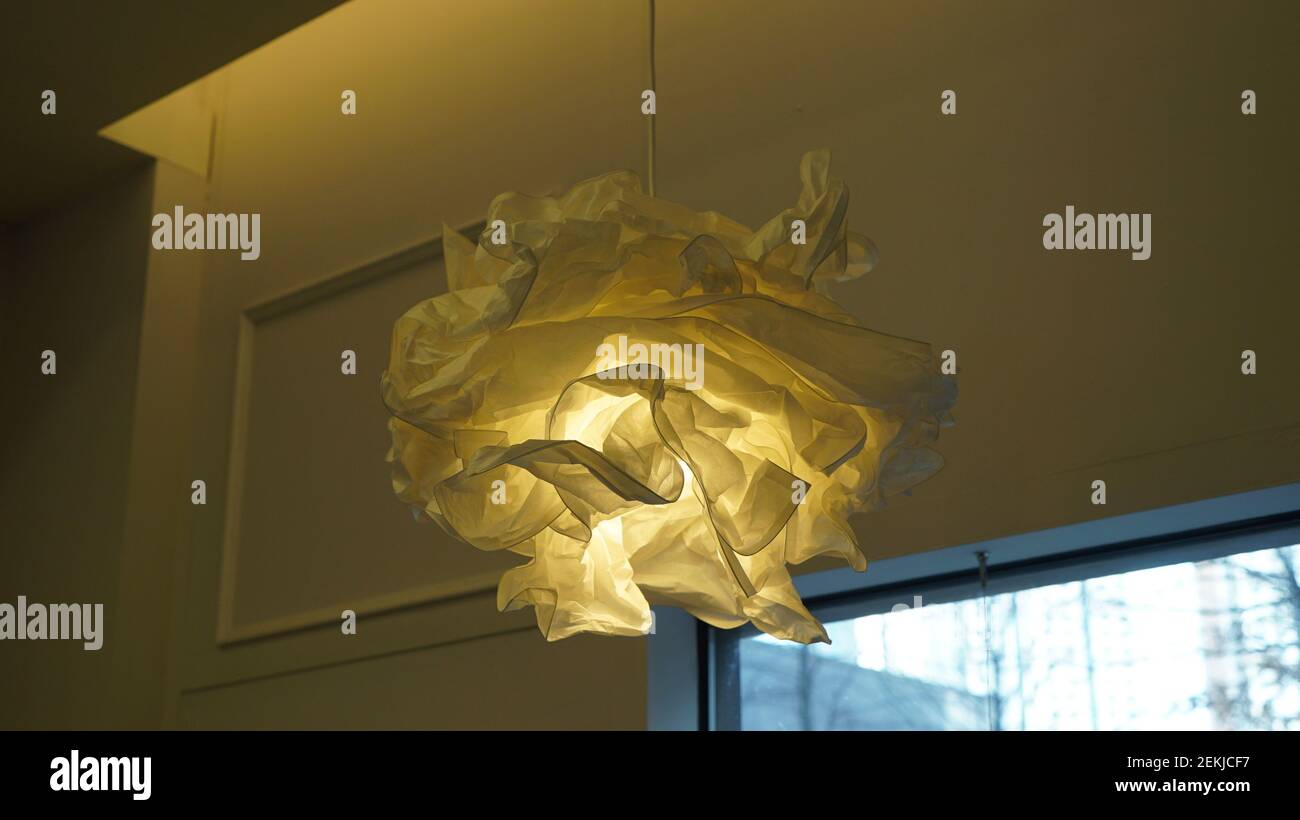 Lampada per interni a forma di tessuto sminuzzato Foto Stock