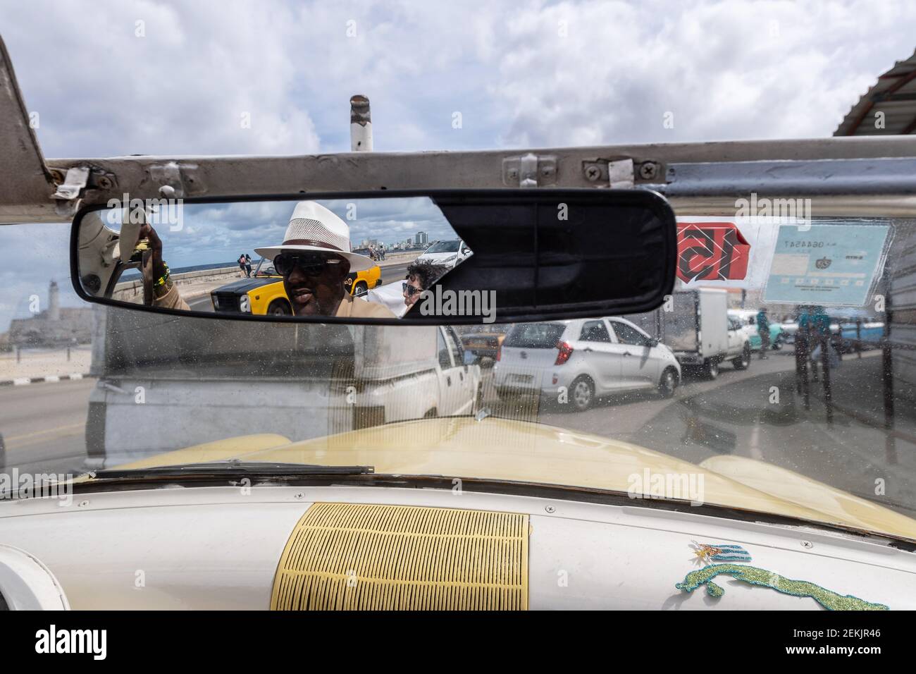 Autista di auto d'epoca con specchio retrovisore rotto, Havana, Cuba, 2017 Foto Stock