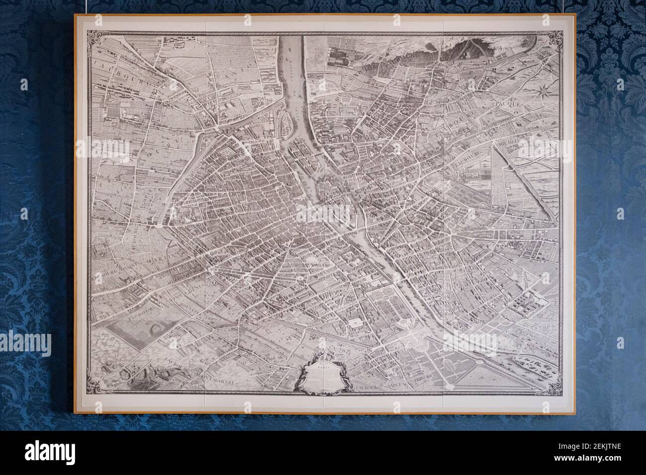 In mostra all'Hotel de Soubise, una mappa disegnata a mano nel 1734 e la rappresentazione di Parigi, Ile-de-France, Francia Foto Stock