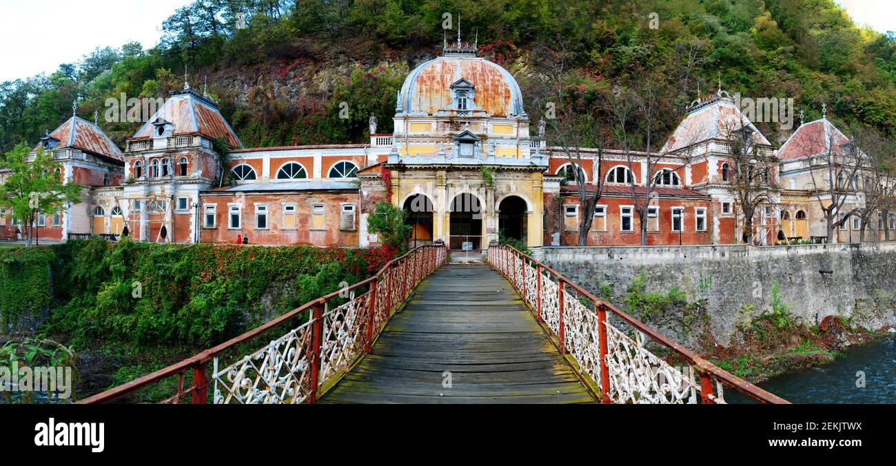 Vecchio bagno termale costruzione tetto Baile Herculane città Romania Foto Stock