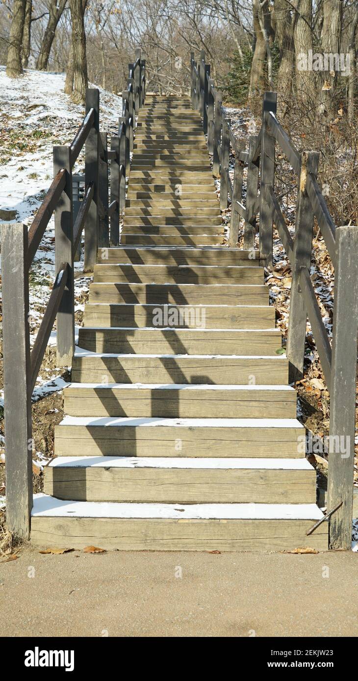 Stair innevato nel Winter Mountain Hiking Trail Foto Stock
