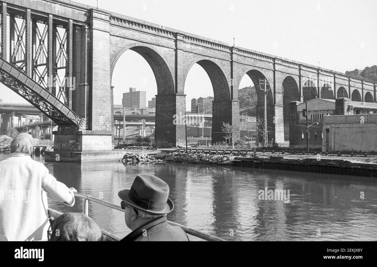 L'High Bridge (Aqueduct Bridge) visto da una barca sul fiume Harlem, New York Ciy, New York, USA, 1965 Foto Stock