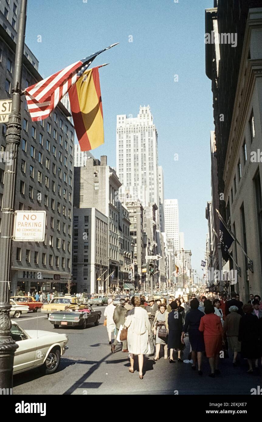 Fifth Avenue, Manhattan, New York City, New York, Stati Uniti, 1965 persone camminano sul marciapiede, auto guidare in strada. Foto Stock