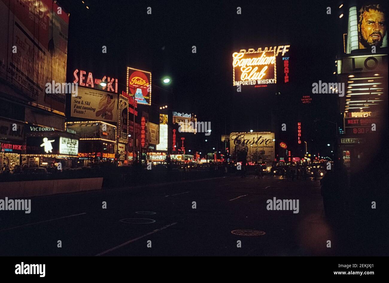 A Times Square di notte. La pubblicità colorata illumina la piazza. Broadway, Manhattan, York City, NYC, Stati Uniti, 1965 Foto Stock