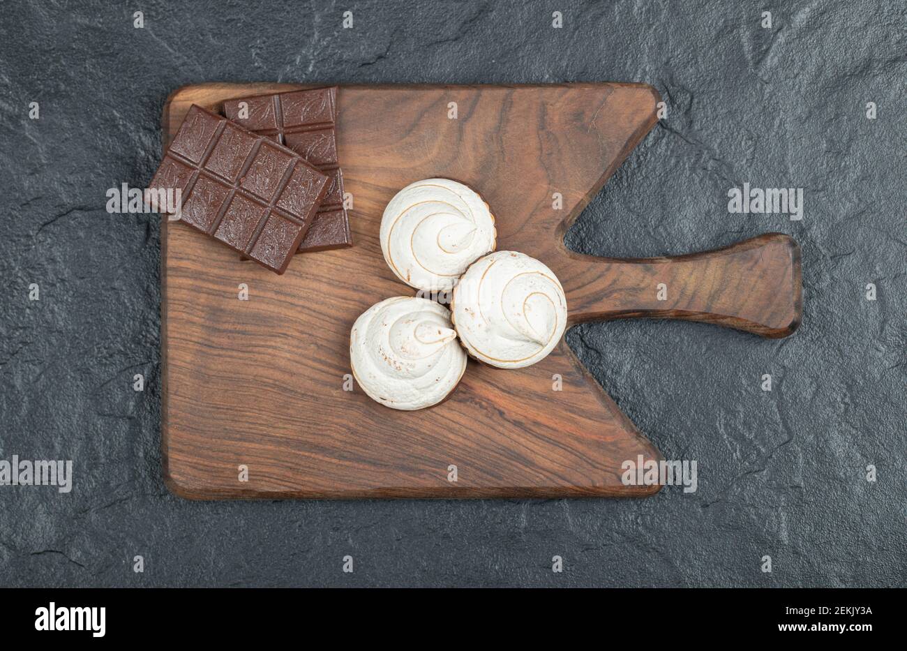 Deliziosi cupcake con barrette di cioccolato su un tavolo di legno Foto Stock