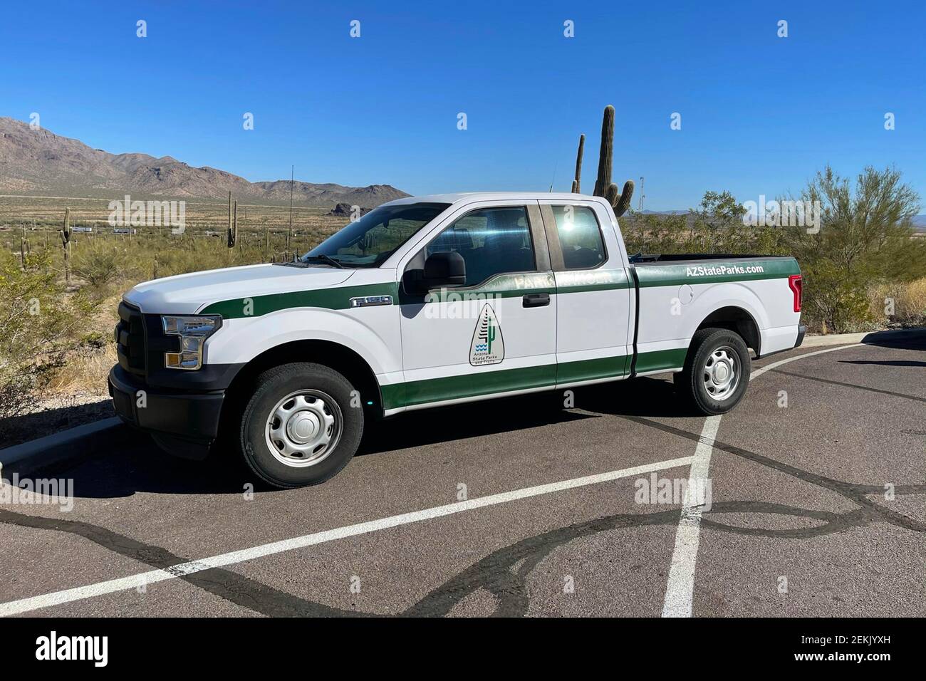 Arizona state Park and Trails veicolo ufficiale parcheggiato a Picacho Peak state Park Foto Stock