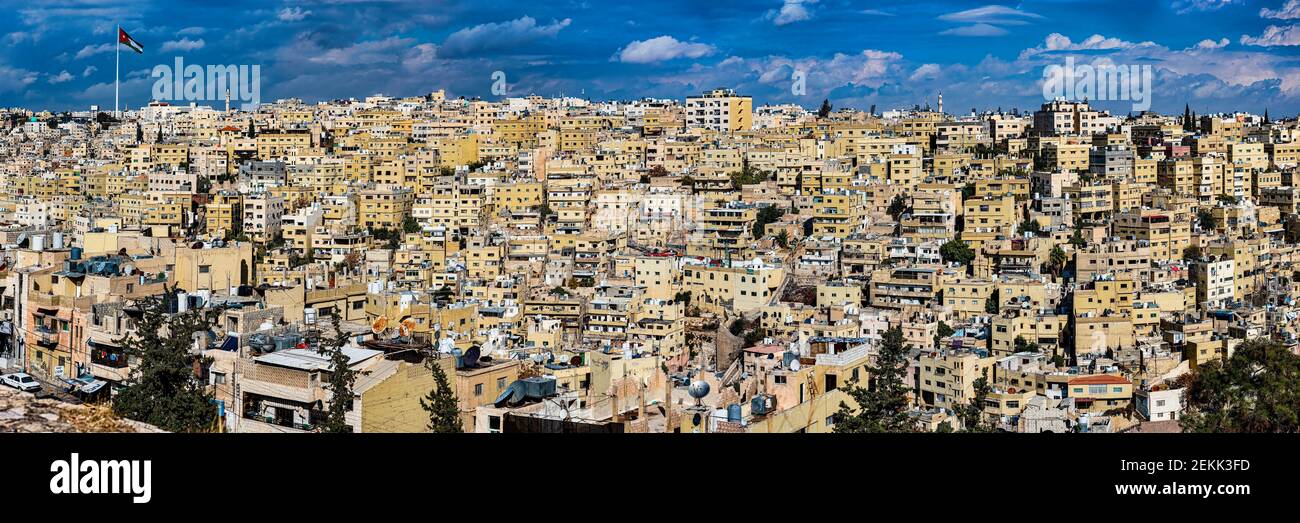 Paesaggio urbano con abbondanza di edifici, Jerash, Giordania Foto Stock