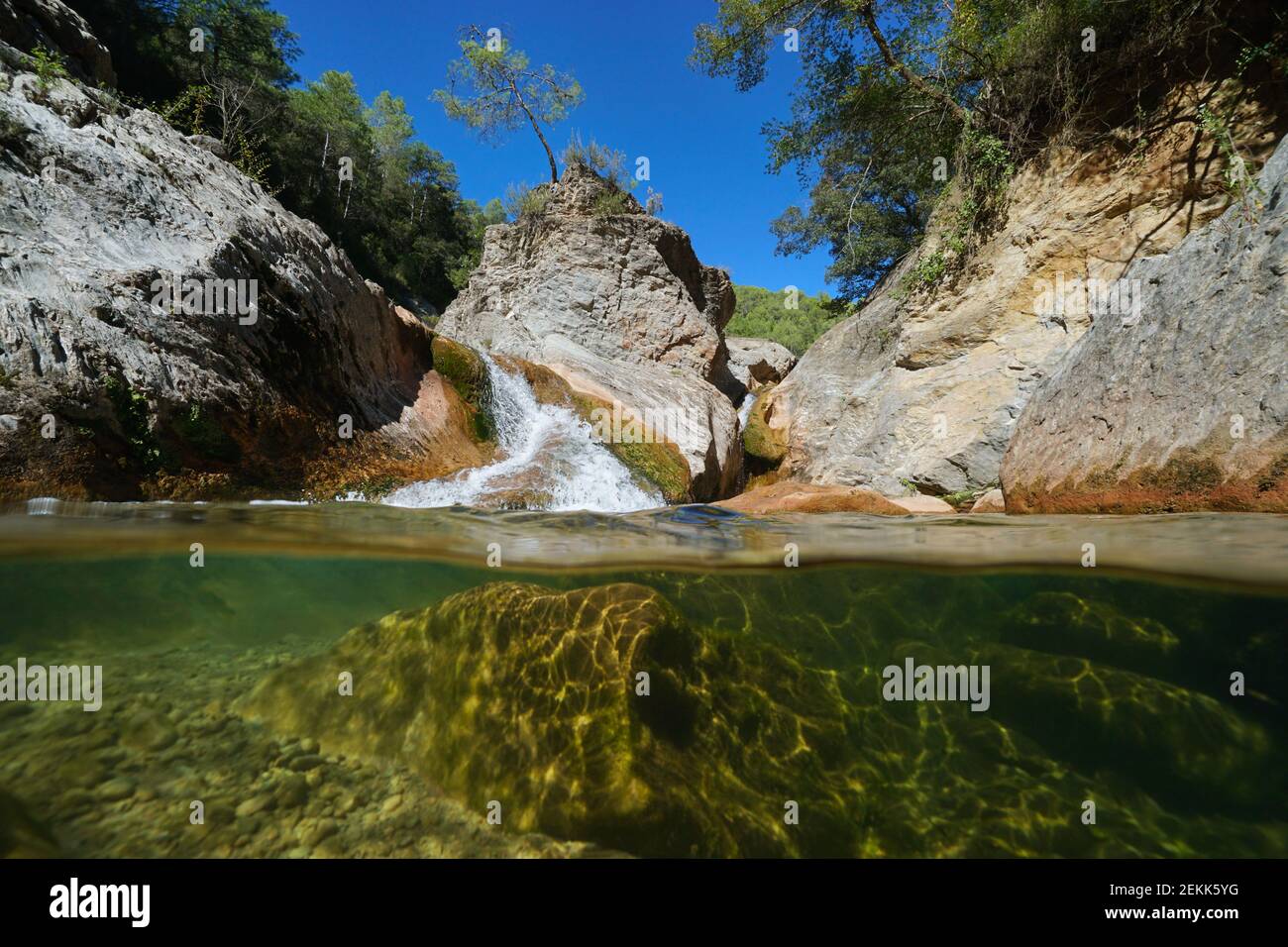 Canyon del torrente, vista su e sotto la superficie dell'acqua, la Muga, Catalogna, Spagna Foto Stock