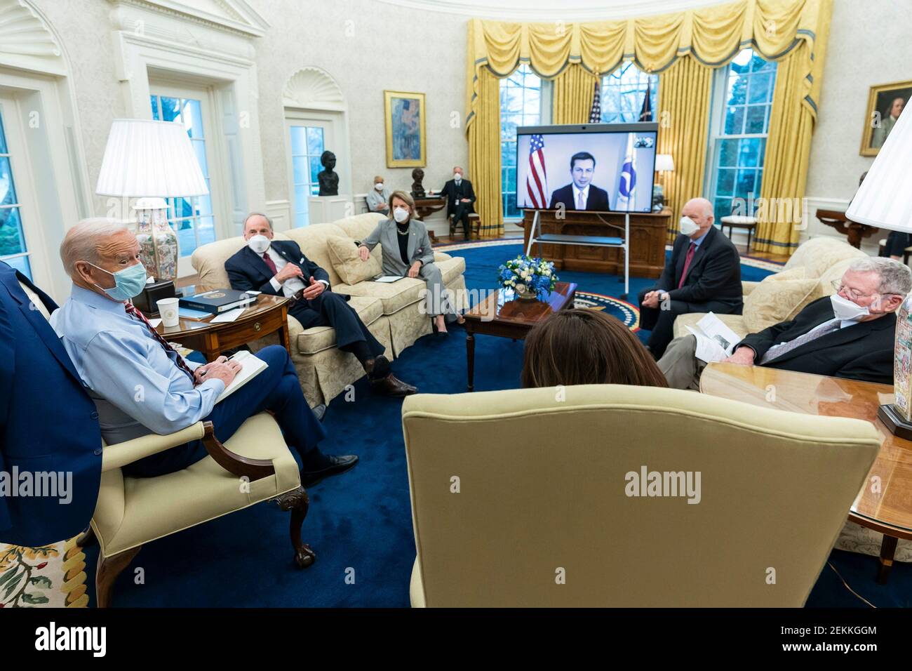 Il Presidente degli Stati Uniti Joe Biden e il Vice Presidente Kamala Harris, affiancati dal Segretario dei Trasporti Pete Buttigieg via Zoom, incontrano un gruppo bipartisan di senatori per discutere lo sviluppo delle infrastrutture nell'Ufficio ovale della Casa Bianca 11 febbraio 2021 a Washington, D.C. Foto Stock