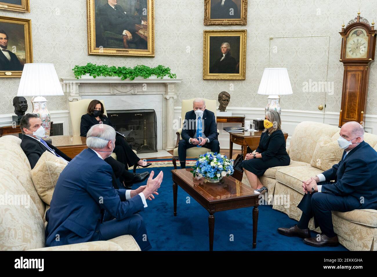 Il presidente degli Stati Uniti Joe Biden e il vice presidente Kamala Harris, incontrano i governatori e i Sindaci per discutere il piano di salvataggio americano nell'ufficio ovale della Casa Bianca 12 febbraio 2021 a Washington, D.C. Foto Stock