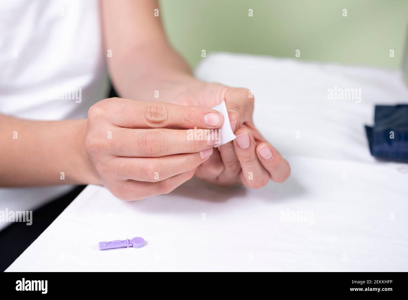 mostra come eseguire un test del glucosio con un glucometro a casa Foto Stock