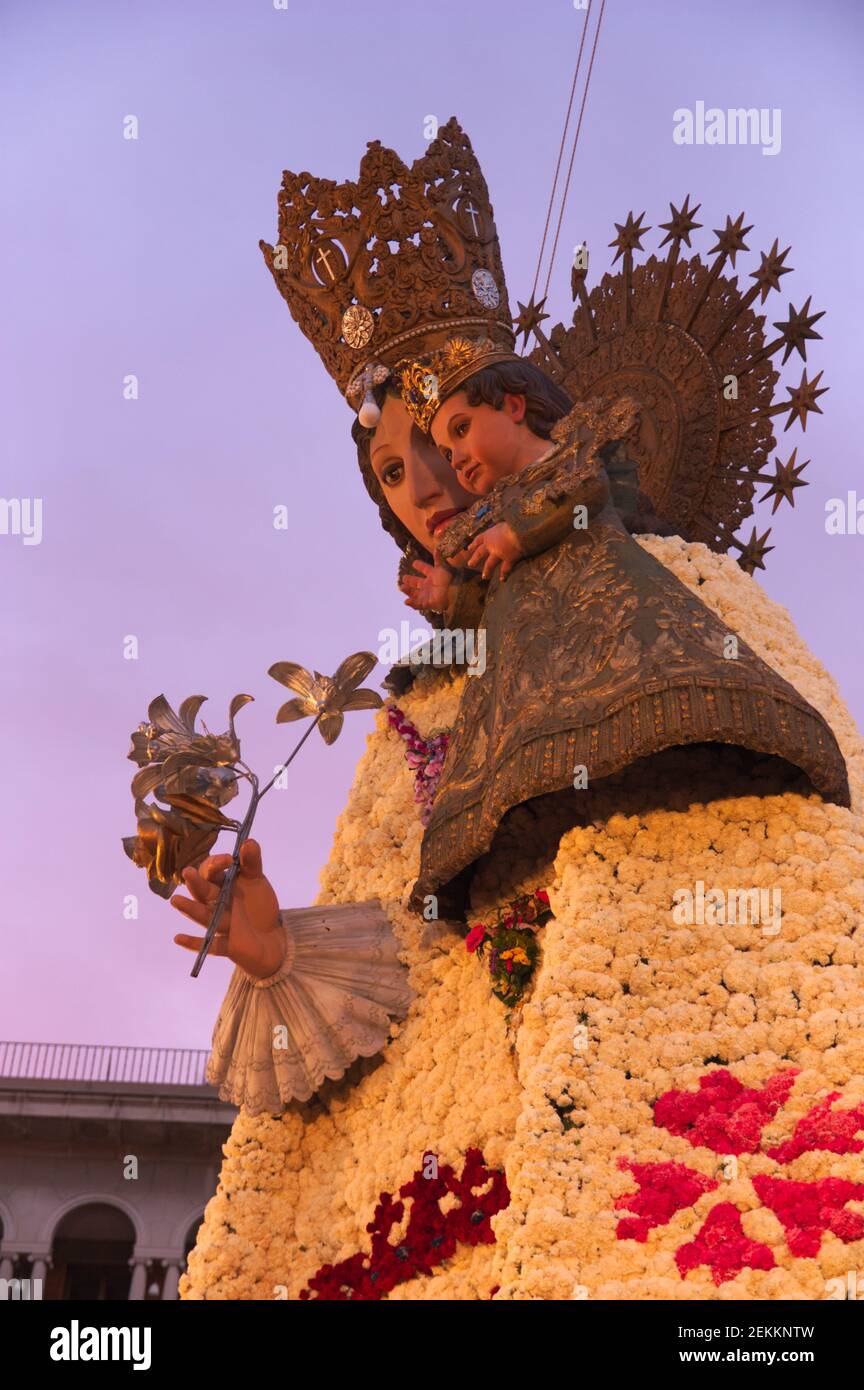 Immagine della Virgen de los Desamparados patrono di La città di Valencia (Spagna) durante i festeggiamenti del Fallas Foto Stock