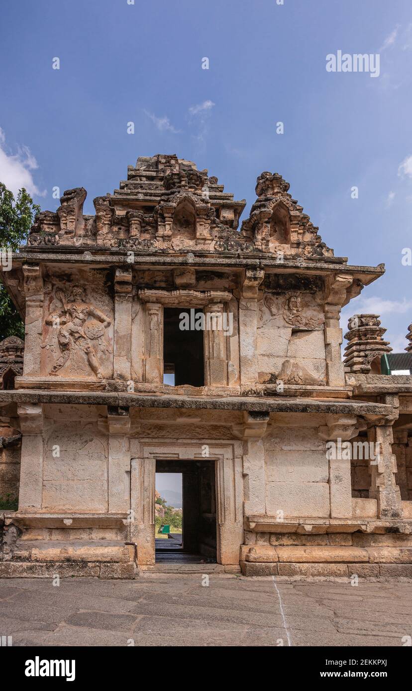 Chitradurga, Karnataka, India - 10 novembre 2013: Fort o Elusuttina Kote. Porta edificio all'entrata sul cortile di Sampye Siddeshwara rovinoso Shiv Foto Stock