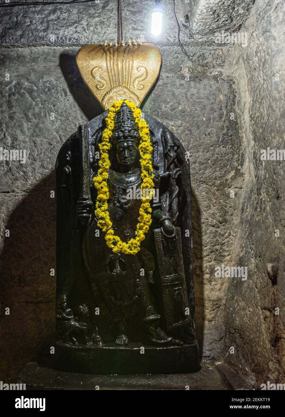 Chitradurga, Karnataka, India - 10 novembre 2013: Fort o Elusuttina Kote. Statua di Shiva nera con lei gialla al Sanctum interno con Shivalingam e N. Foto Stock