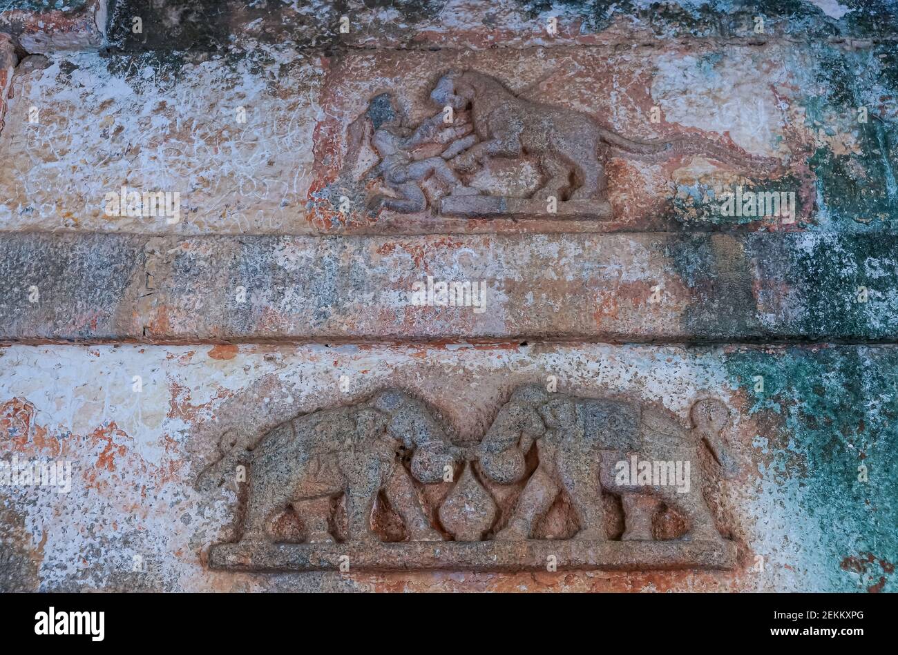 Chitradurga, Karnataka, India - 10 novembre 2013: Fort o Elusuttina Kote. A tema animale, tigre ed elefante, piccole sculture sulla serratura interna del bastione Foto Stock