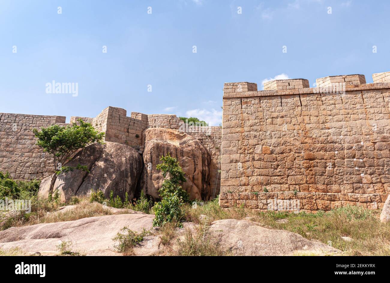 Chitradurga, Karnataka, India - 10 novembre 2013: Fort o Elusuttina Kote. Mura di bastione in pietra marrone con enormi massi contro sotto il cielo blu. Alcuni Foto Stock