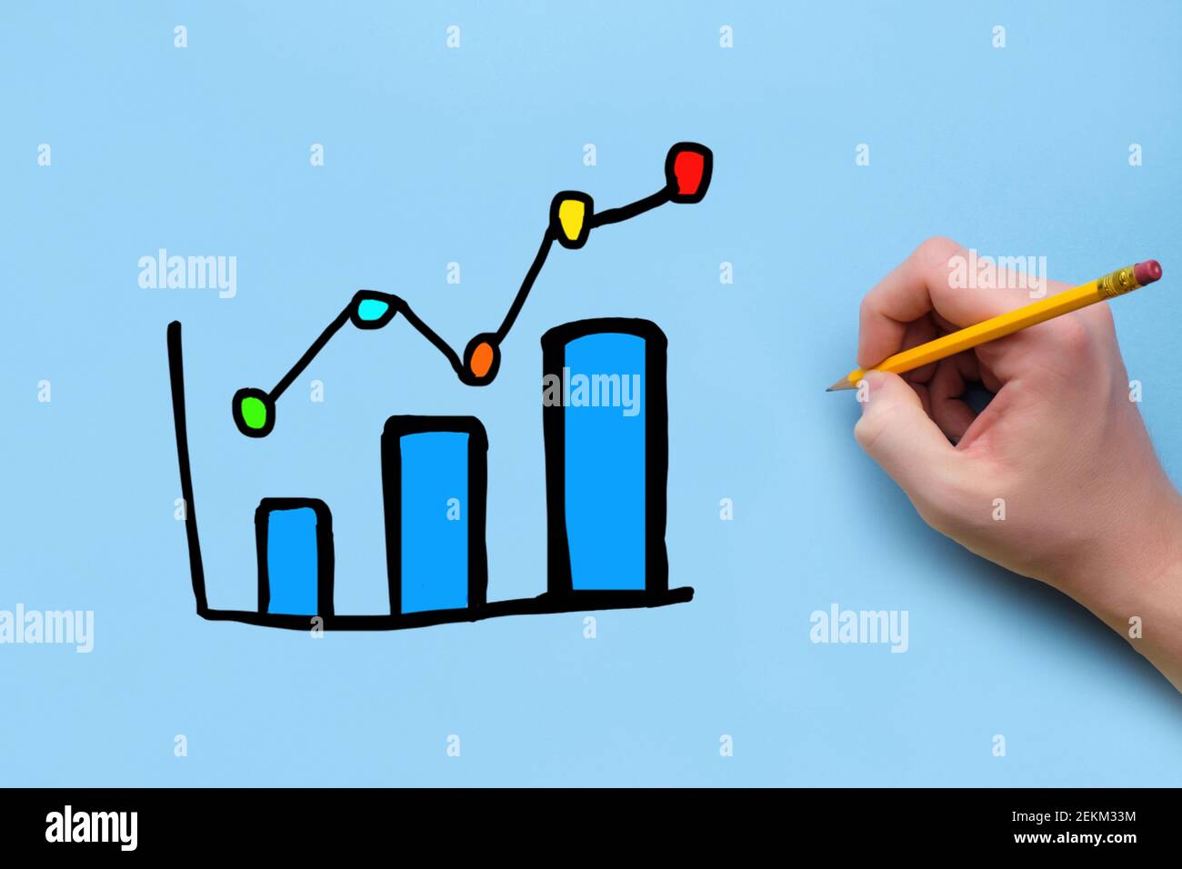 La persona disegna un grafico a colori con dinamiche di crescita. Foto Stock
